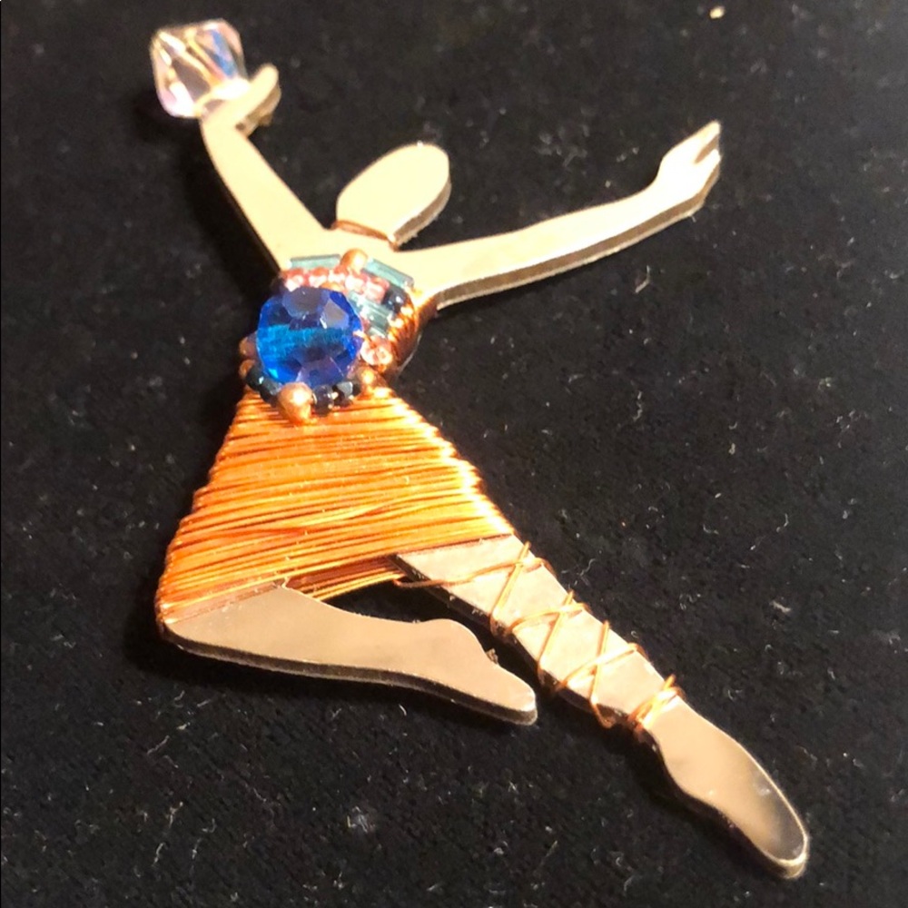 🟡 VINTAGE LIZTECH DANCER BROOCH c ‘89